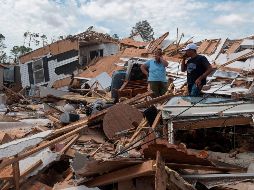 Recuento. Residentes de Lake Charles, en Luisiana, inspeccionan daños a su propiedad. AFP