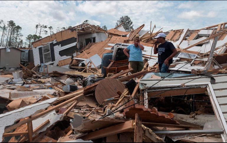 Recuento. Residentes de Lake Charles, en Luisiana, inspeccionan daños a su propiedad. AFP