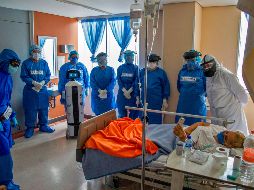“LaLuchy Robotina” y médicos visitan pacientes con coronavirus. El robot apoya a enfermos con datos y asistencia en salud mental. AFP/C. Cruz