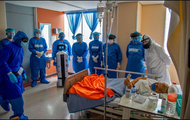 “LaLuchy Robotina” y médicos visitan pacientes con coronavirus. El robot apoya a enfermos con datos y asistencia en salud mental. AFP/C. Cruz