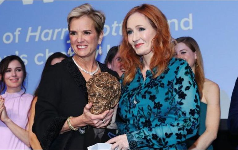 Kerry Kennedy le entregó el premio a JK Rowling en diciembre del año pasado. GETTY IMAGES