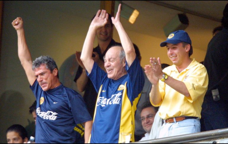 ''El Loco'' (c), fiel aficionado a las Águilas, siempre trataba de imponerse sobre Corona, fanático del Rebaño Sagrado desde hace ya muchos ayeres. SUN / ARCHIVO