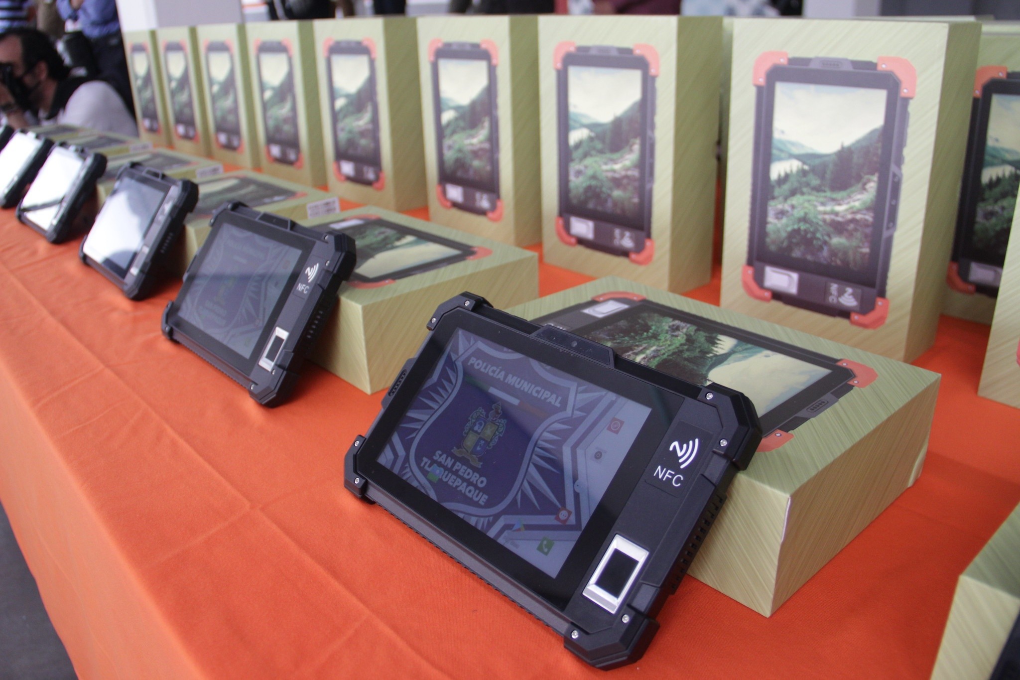 Entregan uniformes y tabletas a policías de Tlaquepaque | El Informador