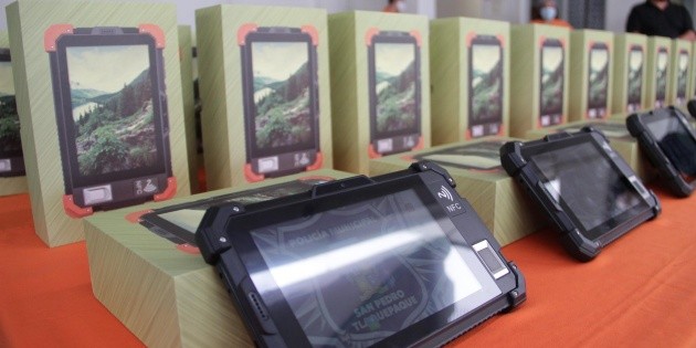 Entregan uniformes y tabletas a policías de Tlaquepaque | El Informador