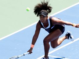 Osaka, de 22 años, derrotó a la belga Elise Mertens en sets corridos y se retiró de la cancha con gesto serio y sin celebrar su triunfo debido a las protestas en EU. EFE / J. Szenes