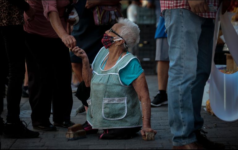 Las mujeres en edad avanzada ameritan especial atención, ya que son más propensas a carecer de pensión por jubilación. EL INFORMADOR/ARCHIVO