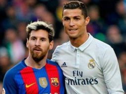Lionel Messi y Cristiano Ronaldo han sido protagonistas de una de las mayores rivalidades en la historia del futbol y del deporte en general. AFP / ARCHIVO