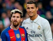 Lionel Messi y Cristiano Ronaldo han sido protagonistas de una de las mayores rivalidades en la historia del futbol y del deporte en general. AFP / ARCHIVO