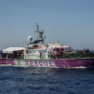 Al menos un muerto en barco humanitario de Banksy