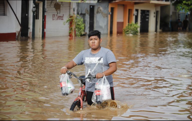 Así quedaron las calles en Melaque luego de la embestida del meteoro. EL INFORMADOR/F. Atilano