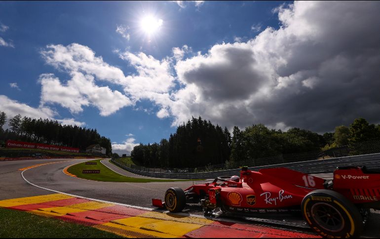 Los dos coches de Ferrari, la escudería más laureada de la historia de la F1,  completaron otra sesión para el olvido. EFE / L. Baron