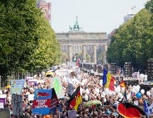 ''Pensadores libres'', activistas antivacunas, partidarios de la teoría de la conspiración y simpatizantes de extrema derecha se dieron cita en esta protesta, bautizada como ''fiesta de la libertad y de la paz''. EFE / C. Bilan