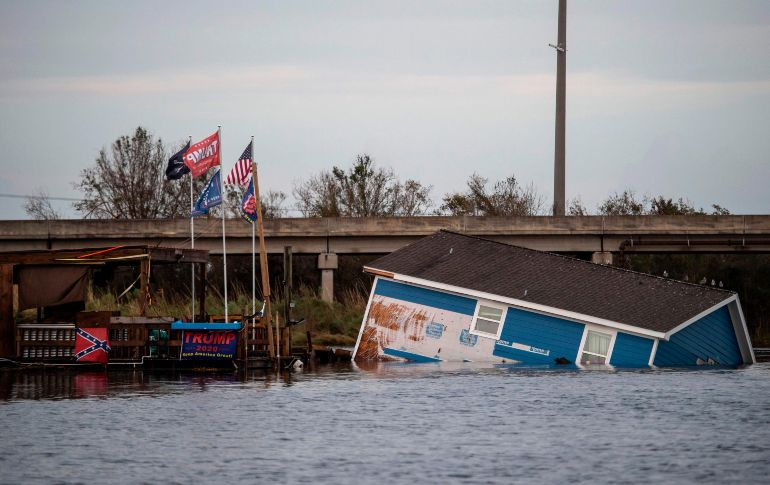 La tormenta categoría 4 golpeó la costa estadounidense del Golfo de México, mató por lo menos a 14 personas y provocó caos debido a los fuertes vientos e inundaciones. AFP / A. Caballero-Reynolds