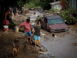 Varias poblaciones de la costa de Jalisco permanecen incomunicadas tras los efectos de la tormenta tropical. EL INFORMADOR / F. Atilano