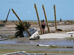 Una residente de la comunidad costera de Holly Beach inspecciona los daños a su propiedad. AP/G. Herbert