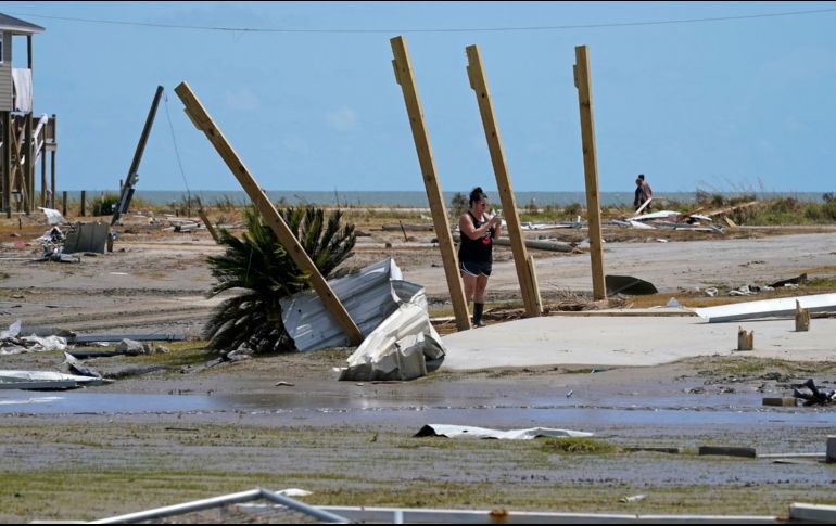 Una residente de la comunidad costera de Holly Beach inspecciona los daños a su propiedad. AP/G. Herbert