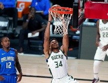 Giannis Antetokounmpo (#34) fue el artífice de la victoria de los Bucks. AP/A. Landis