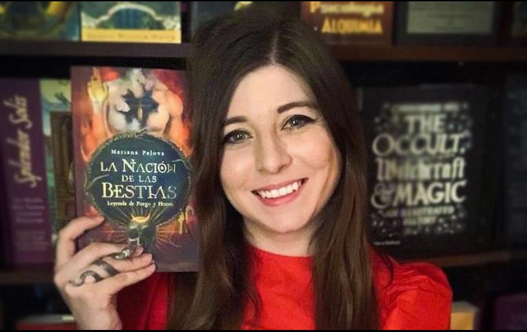 Mariana Palova posa con su nueva novela: “La nación de las bestias: Leyenda de fuego y plomo”. FACEBOOK/MarianaPalovaArtwork