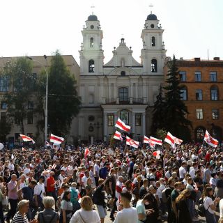 Miles se manifiestan en Bielorrusia en medio de un enorme despliegue policial