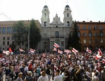 Los manifestantes llevaban banderas rojas y blancas de la oposición. AFP /