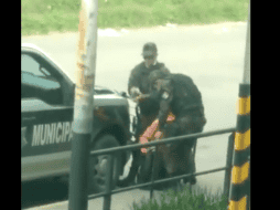 Uno de los elementos presuntamente tomó billetes de la cartera del civil. TWITTER