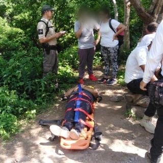 Rescatan a paseante lesionado en la Barranca de Huentitán