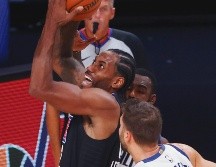 IMPARABLE. Kawhi Leonard (izq.) registró 33 puntos. AFP • K. Cox