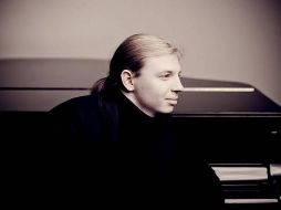 El Rachmaninov 2 es ejecutado por el pianista Denis Kozhukhin junto con la Radio Orquesta de Frankfurt bajo la dirección de la legendaria Marin Aslop. ESPECIAL