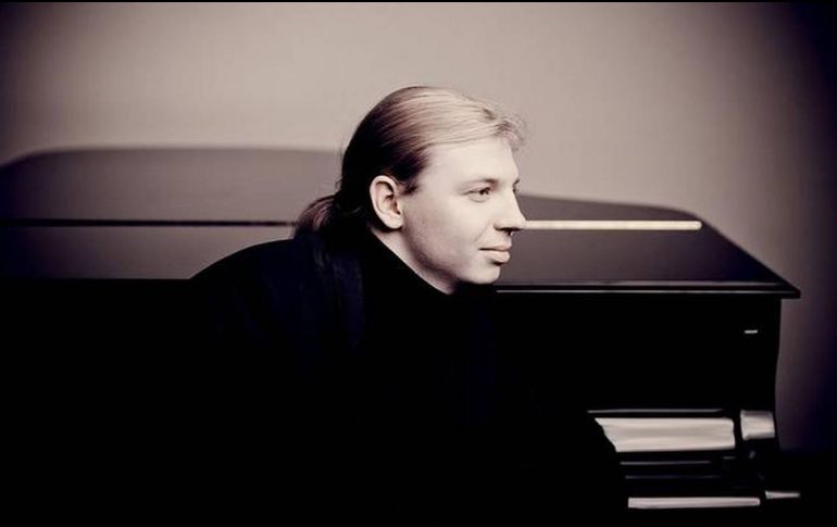 El Rachmaninov 2 es ejecutado por el pianista Denis Kozhukhin junto con la Radio Orquesta de Frankfurt bajo la dirección de la legendaria Marin Aslop. ESPECIAL