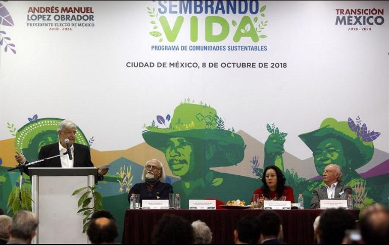 El Presidente Andrés Manuel López Obrador (i) habla durante la presentación del programa 