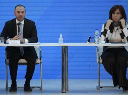 El ministro de Economía de Argentina, Martín Guzmán (i), pronuncia un discurso junto a Cristina Fernández de Kirchner durante una ceremonia en la Casa Rosada. EFE/J. Mabromata