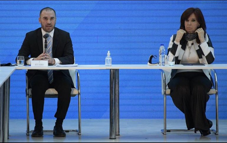 El ministro de Economía de Argentina, Martín Guzmán (i), pronuncia un discurso junto a Cristina Fernández de Kirchner durante una ceremonia en la Casa Rosada. EFE/J. Mabromata
