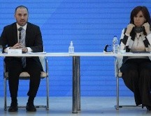El ministro de Economía de Argentina, Martín Guzmán (i), pronuncia un discurso junto a Cristina Fernández de Kirchner durante una ceremonia en la Casa Rosada. EFE/J. Mabromata