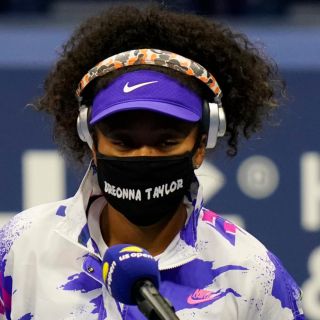 Naomi Osaka avanza en Abierto de EU y recuerda a víctimas de policía