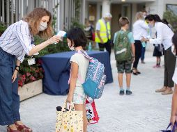 Los países imponen diferentes medidas, como es el uso obligatorio de cubrebocas para todos los estudiantes de 11 años o más, y para todos los profesores y el personal de las escuelas.  EFE / M. Pérez