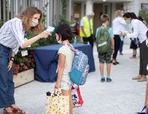 Los países imponen diferentes medidas, como es el uso obligatorio de cubrebocas para todos los estudiantes de 11 años o más, y para todos los profesores y el personal de las escuelas.  EFE / M. Pérez