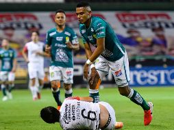 Después de una primera revisión, el mediocampista se quedó en la banca, hasta que la rodilla fue inmovilizada y fue llevado al hospital. IMAGO7