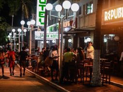 Solamente pudieron sobrevivir alrededor de 200 bares en Acapulco, y se estima que por el momento tan solo el 10 % podrán ser reabiertos. EFE / D. Guzmán