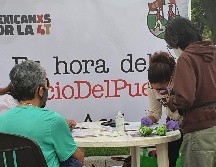 A las personas que aceptan participar se les pide la credencial de elector para extraer información como la clave de elector y el nombre. EL INFORMADOR  / R. Rivas