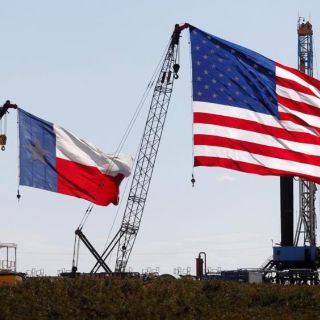 Petróleo de Texas sube por debilidad del dólar y datos económicos