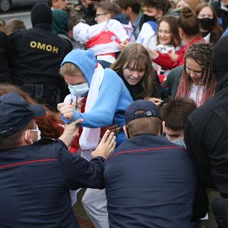 Arrestan a decenas de estudiantes en protesta en Bielorrusia