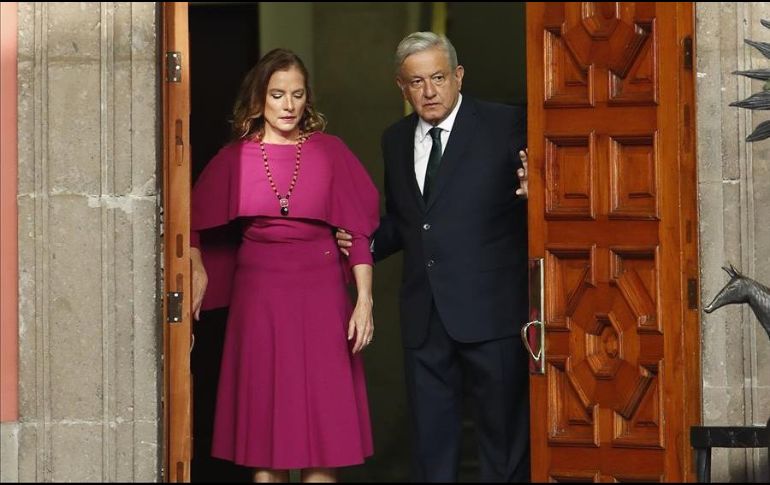 El Presidente Andrés Manuel López Obrador llega junto a su esposa Beatriz Gutiérrez Müller para ofrecer su segundo informe de Gobierno, en el Palacio Nacional. EFE/J. Méndez