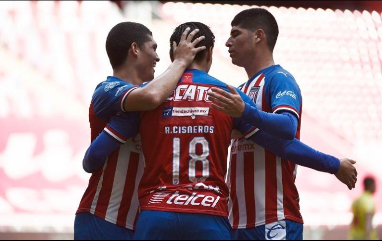 Sebastián Martínez, Ronaldo Cisneros y Zahid Muñoz festejan una de las anotaciones. IMAGO 7/S. Bautista