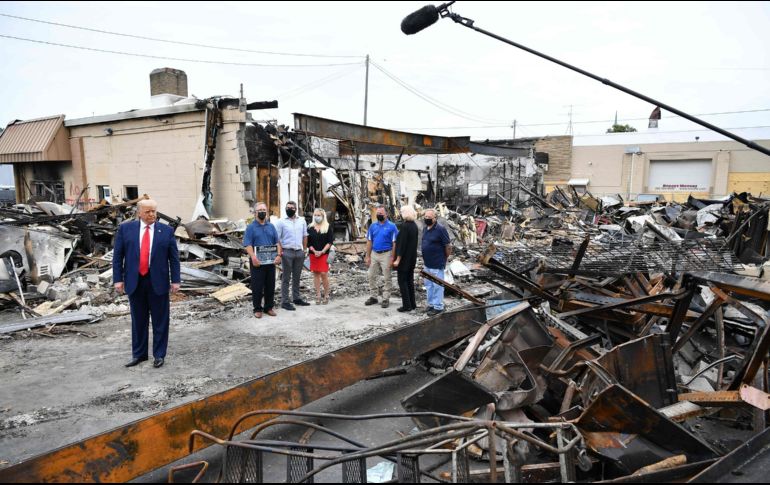 Trump recorrió los restos calcinados de una manzana asediada por las protestas y ofreció recursos federales para ayudar a reconstruir la ciudad. AFP/M. Ngan