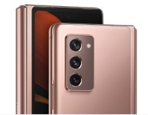Cuando está plegado, el dispositivo luce como la mayoría de los demás teléfonos, pero cuando se abre a lo largo de sus bisagras laterales, se transforma rápidamente en el equivalente de una mini tableta. ESPECIAL / Samsung