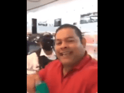 El inconforme se grabó a sí mismo durante la discusión con personal de seguridad. ESPECIAL/TWITTER