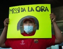 Un seguidor del FC Barcelona muestra una pancarta a Jorge Messi, padre y agente de Lionel Messi, a su llegada este miércoles a la terminal de vuelos privados del Aeropuerto de Barcelona. EFE/E. Fontcuberta