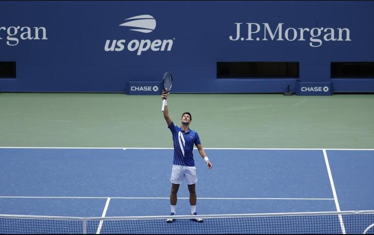 Djokovic logró un triunfo que apuntala su camino hacia su título 18 de Grand Slam. EFE/J. Szenes
