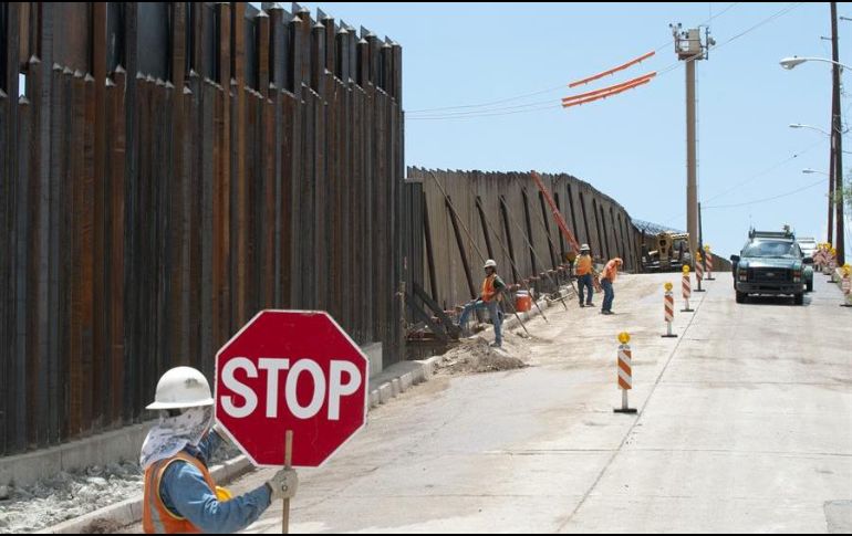 Trabajadores finalizan un trozo del muro fronterizo que separa México de Estados Unidos en el paso de Deconcini, en Nogales. EFE/ARCHIVO