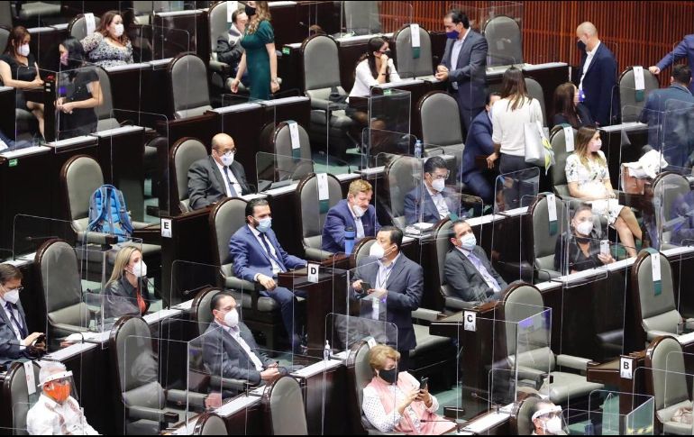 El PRI estaba empatado con el Partido del Trabajo con 46 legisladores; sin embargo, de último momento el tricolor sumó a cuatro legisladores para llegar a 50. TWITTER/@Mx_Diputados